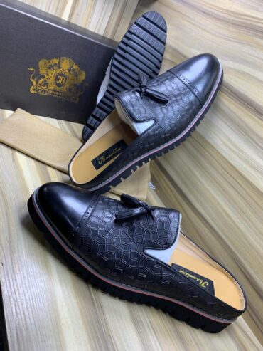 Traditional and corporate shoe