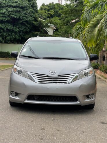 Toyota Sienna 2011 model