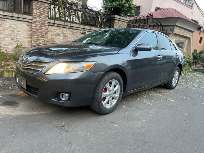 Neatly used Toyota Camry 2011