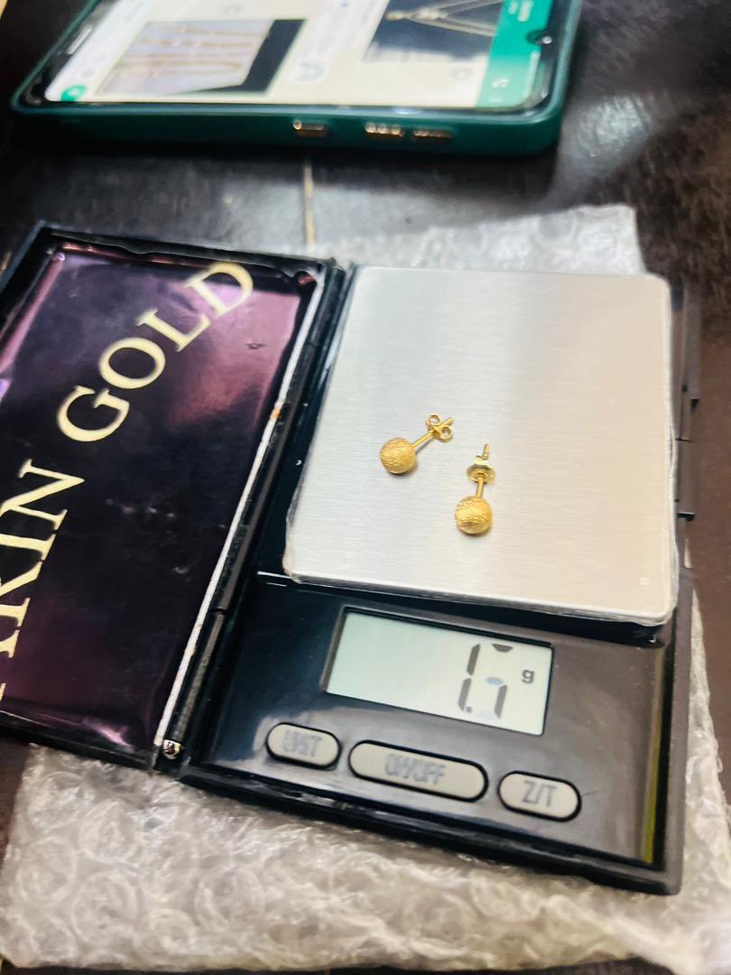 18 Karat Solid Gold unisex Stud Earrings