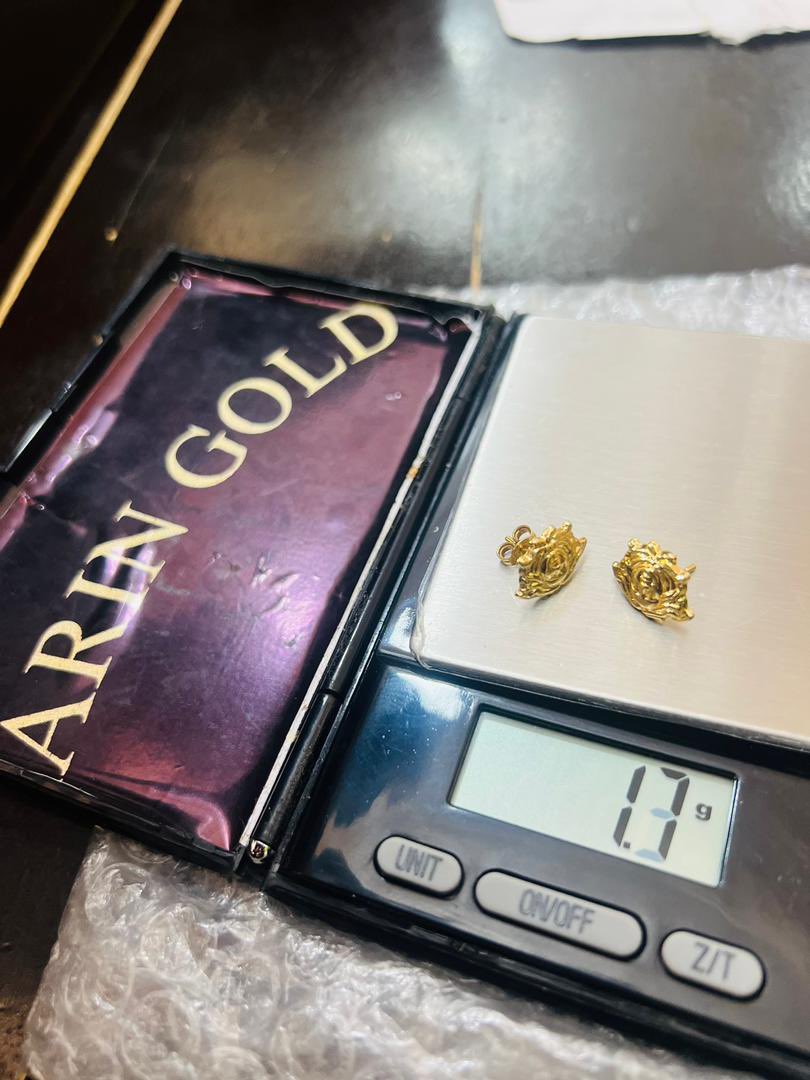 18 Karat Solid Gold unisex Stud Earrings