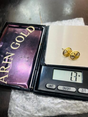 18 Karat Solid Gold unisex Stud Earrings