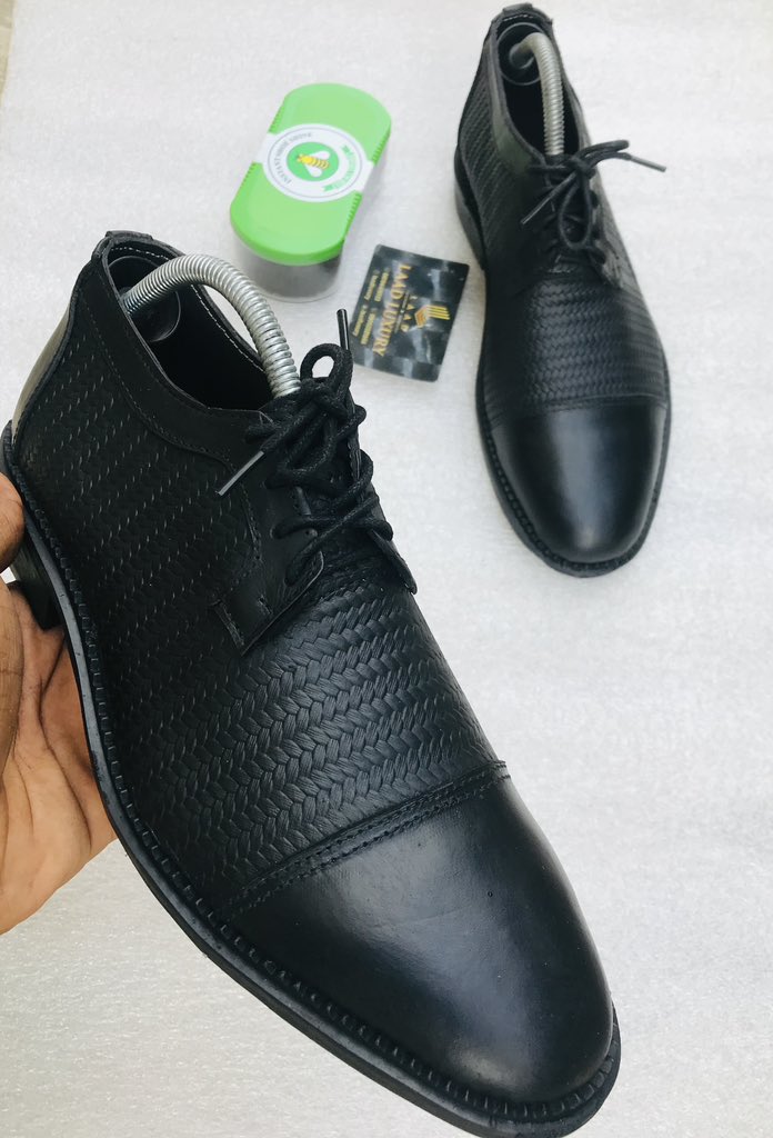 Plain woven male shoe