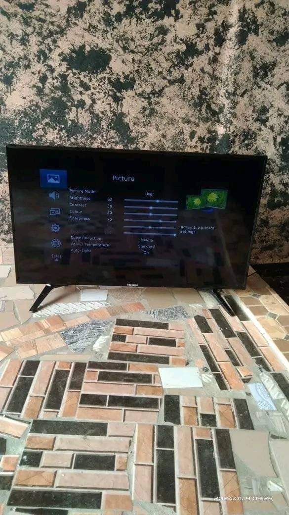 Neat 42inches hisense smart tv for sell