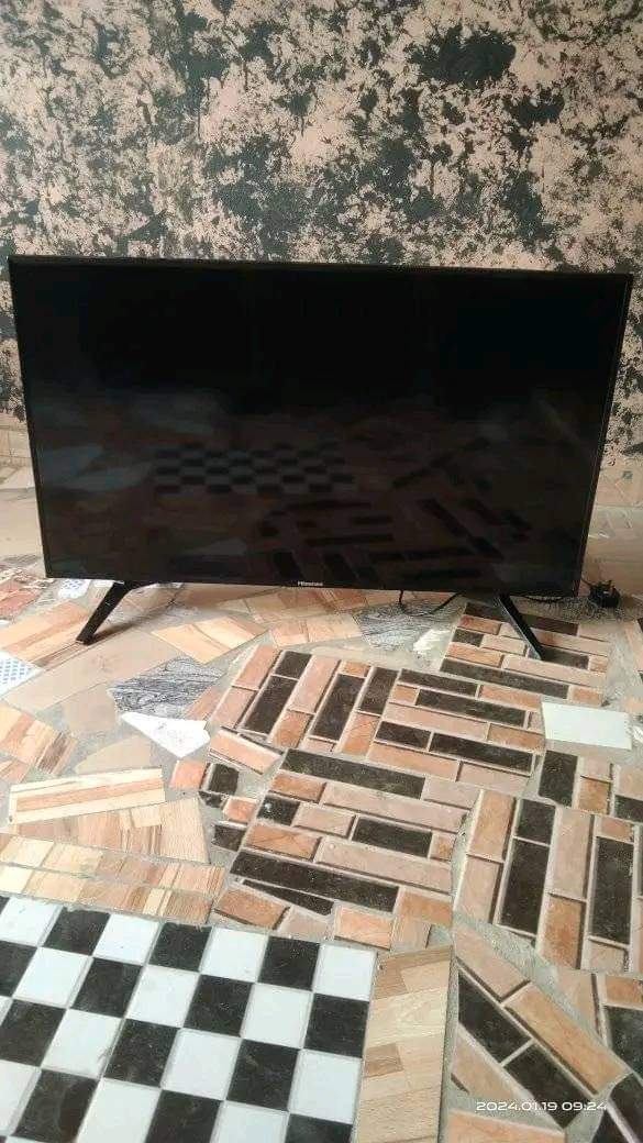 Neat 42inches hisense smart tv for sell