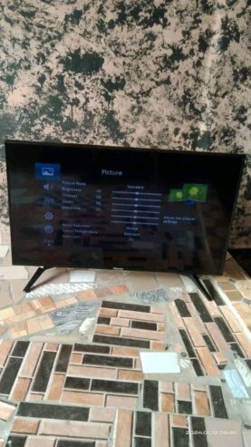 Neat 42inches hisense smart tv for sell