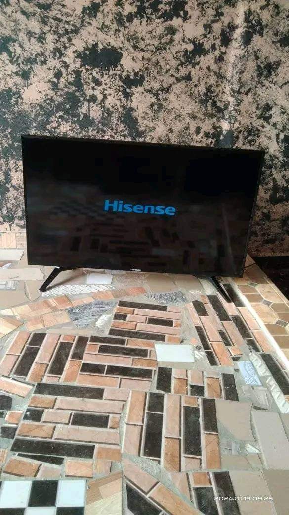 Neat 42inches hisense smart tv for sell